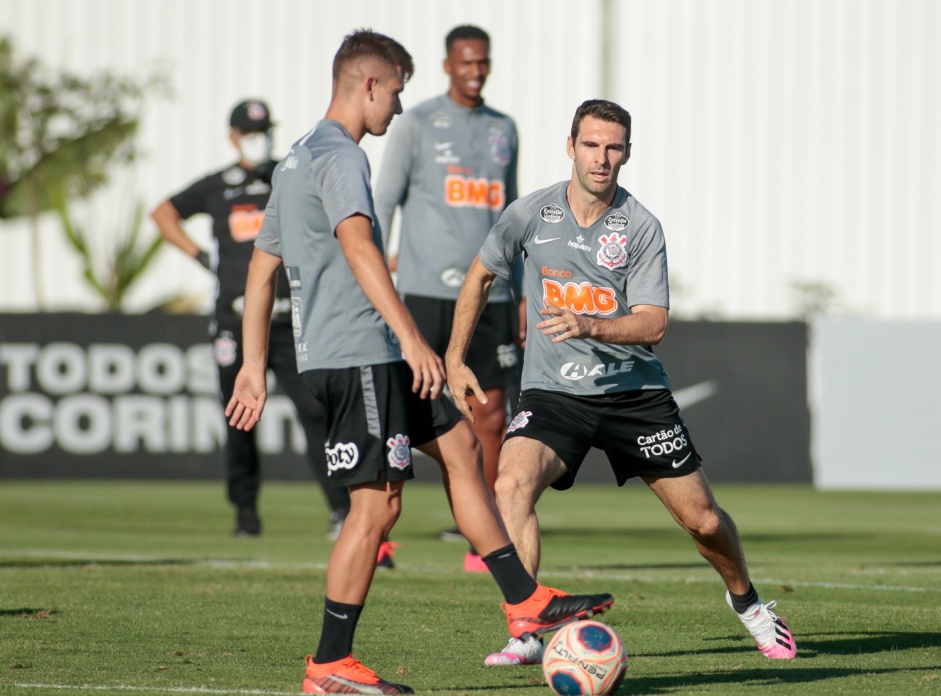 Boselli (em destaque) e J (ao fundo) enfrentam uma longa seca de gols no Corinthians