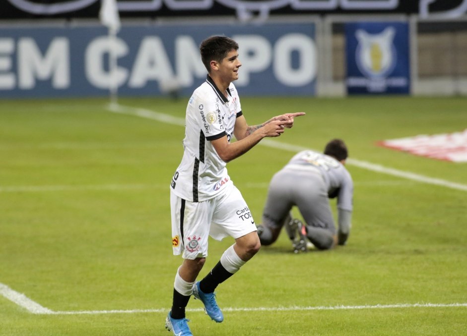 Araos anotou o segundo gol do Corinthians contra o Atltico Mineiro, pelo Brasileiro