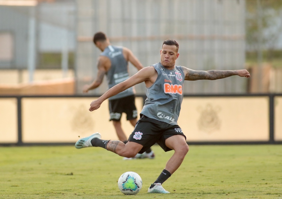 Lateral Sidcley no ltimo treino do Corinthians antes do jogo contra o Santos