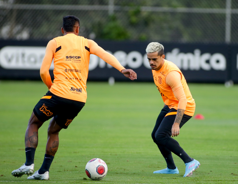 Paulinho e Fagner no treino do Corinthians desta quarta-feira