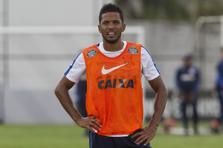 Emprestado à Ponte Preta em 2017, Yago está de volta ao Timão; beque deixou treino mais cedo