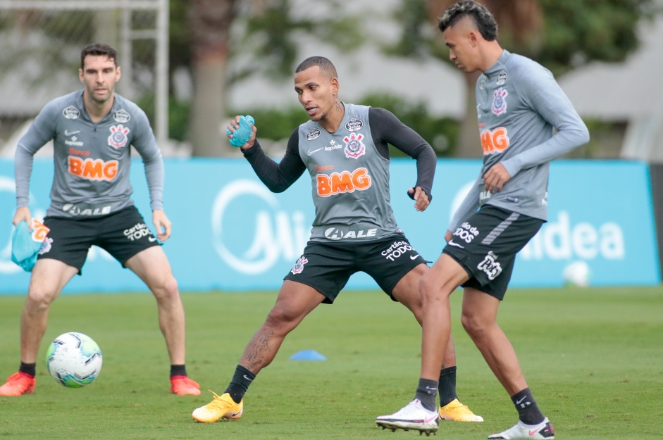 Boselli ficou no banco os 90 minutos e Cantillo ainda nem jogou com Mancini; Otero corre risco