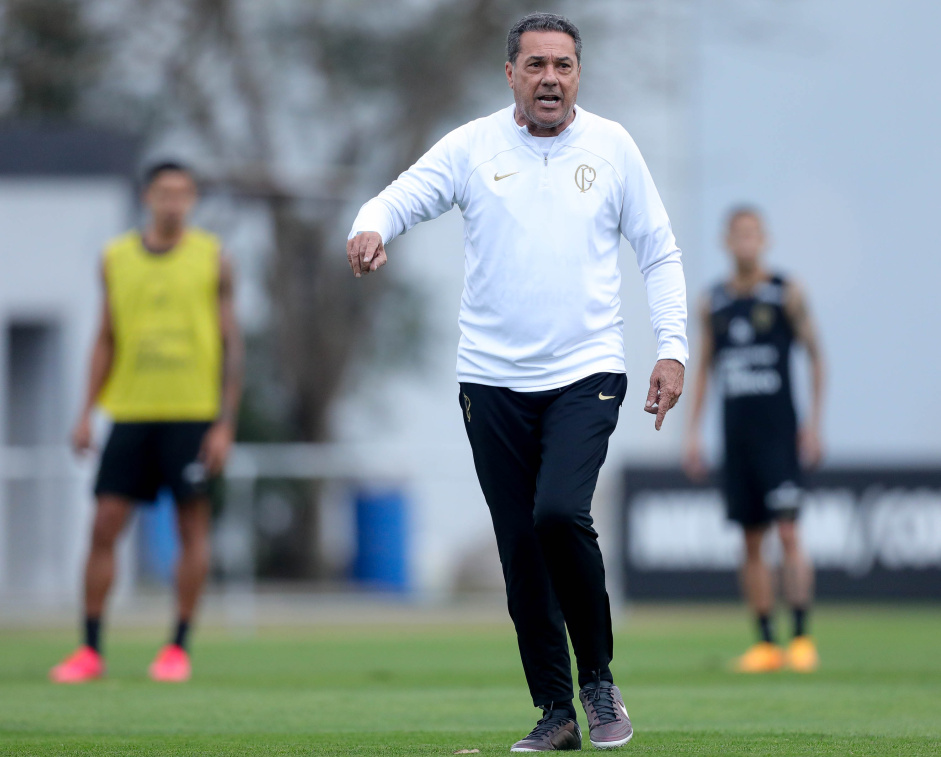 Tcnico Vanderlei Luxemburgo comandando treino da equipe do Corinthians
