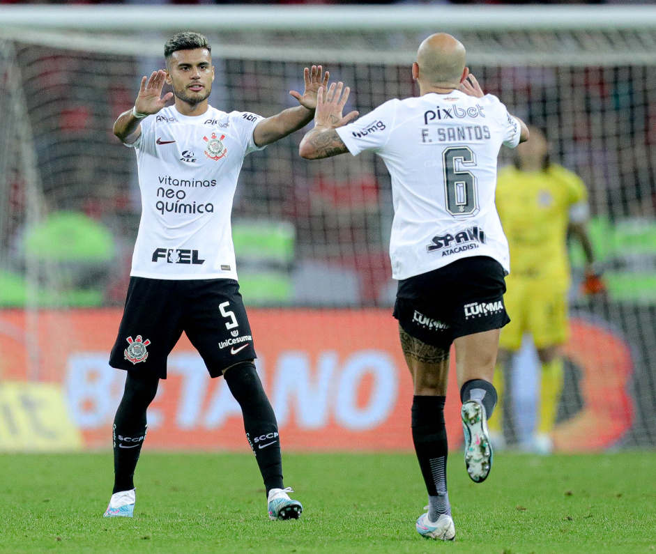 Fbio Santos e Fausto Vera so dois dos jogadores que entram em campo pendurados