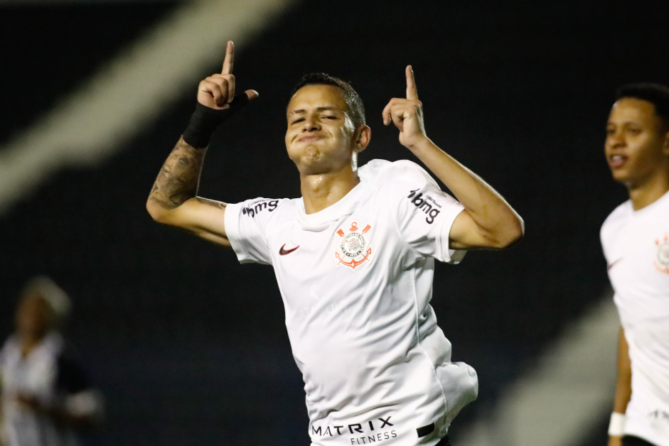 Kayke comemorando gol marcado contra o Santos pela Copa do Brasil Sub-20
