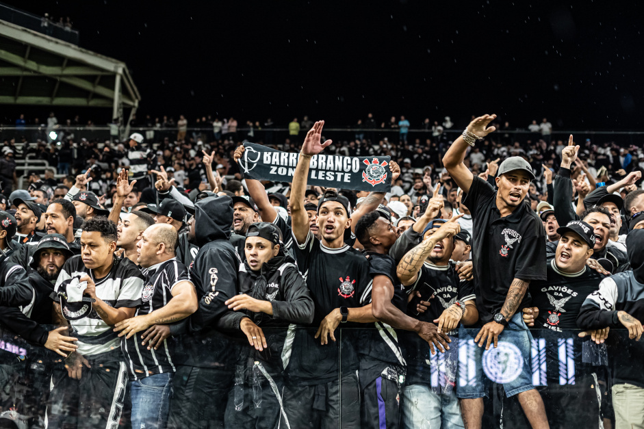 Torcedores do Corinthians protestam depois da goleada sofrida pelo Corinthians