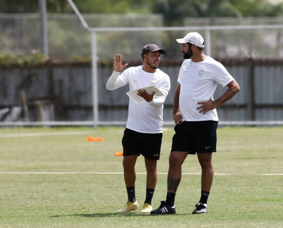 Vinicius Marques, auxiliar do Sub-20, e Danilo conheceram a programao do Timo para a Copinha 2024