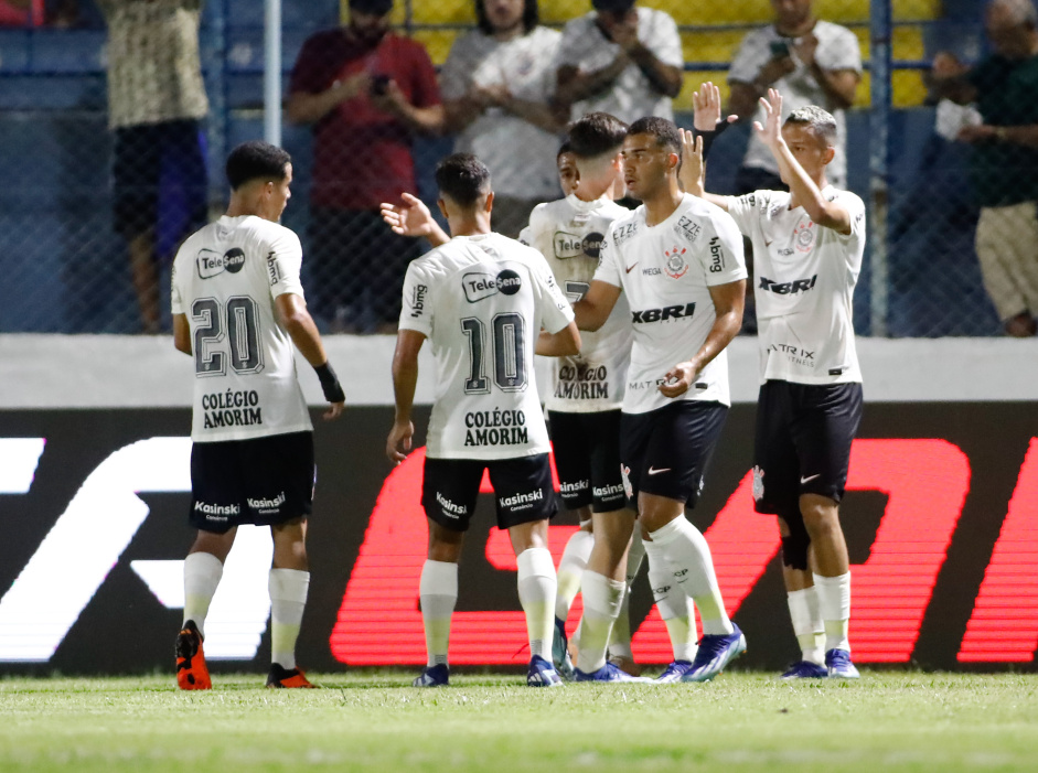 Jogadores do Sub-20 do Corinthians comemorando o gol contra o Amrica-MG