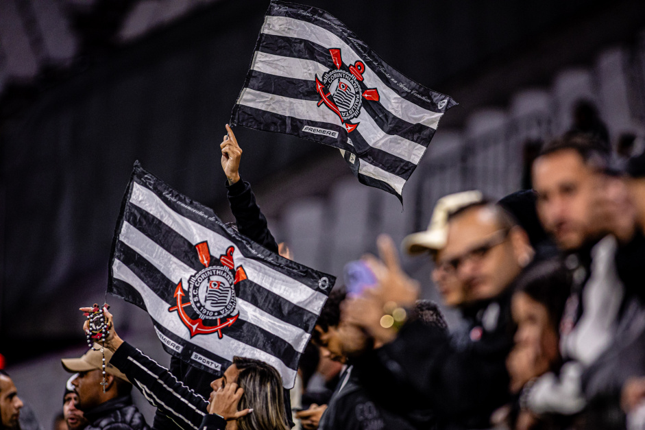 Bandeira do Corinthians na torcida da Neo Qumica Arena