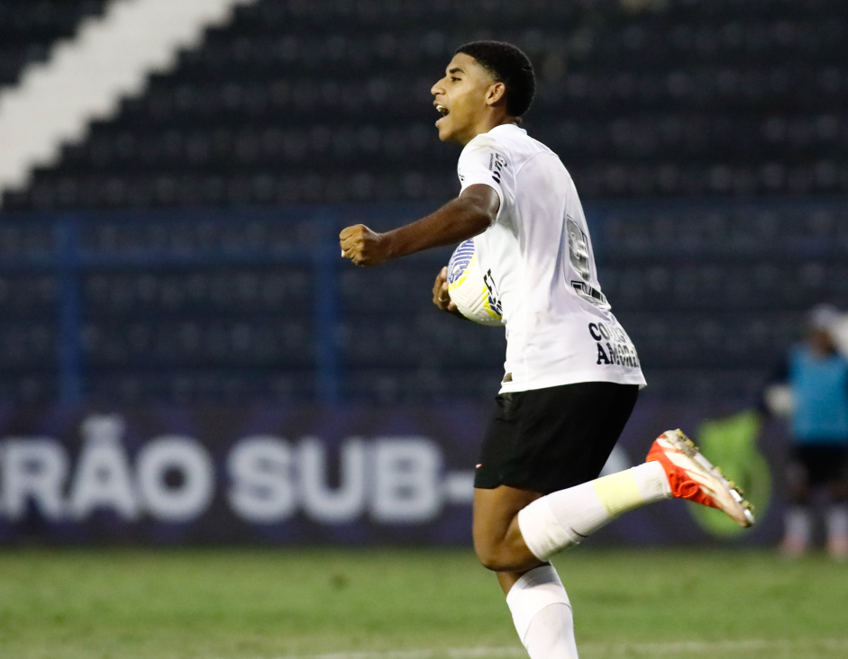 Gui Nego festejando aps marcar gol pelo Sub-20 na Fazendinha