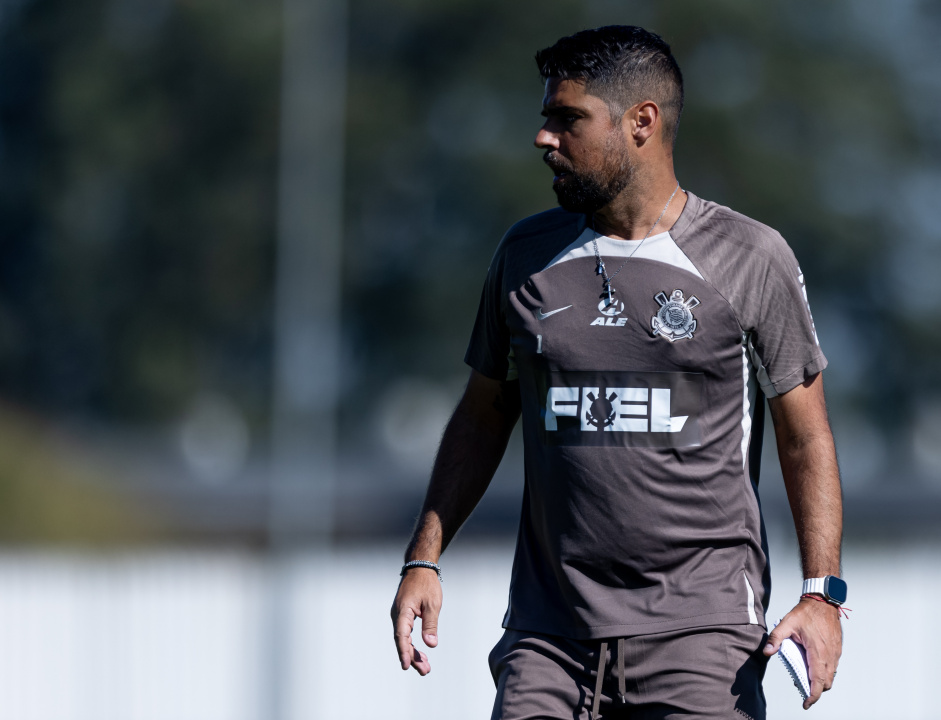 Antnio Oliveira passando orientaes durante treino do Corinthians