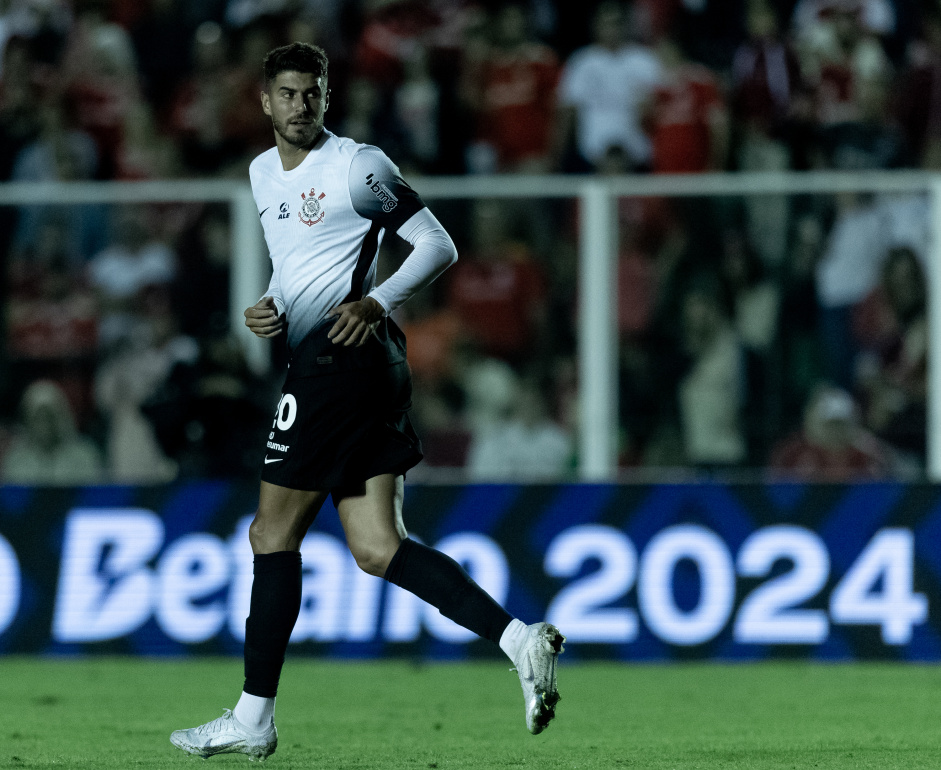 Pedro Raul em campo durante jogo do Corinthians contra o Internacional