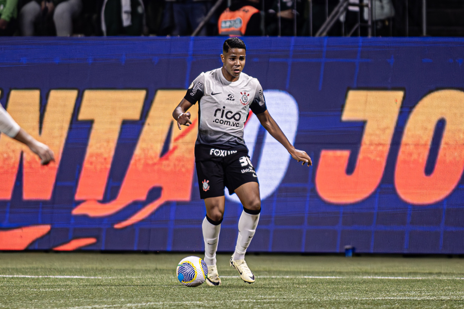 Wesley em campo durante jogo do Corinthians contra o Palmeiras