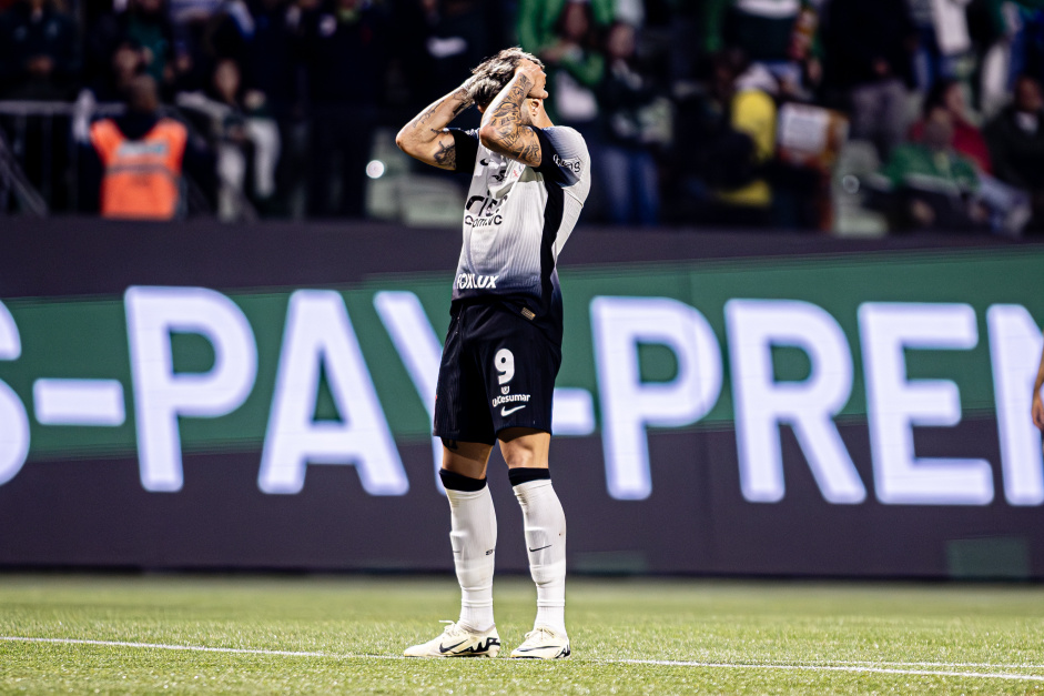 Yuri Alberto lamentando chance perdida durante jogo do Corinthians contra o Palmeiras