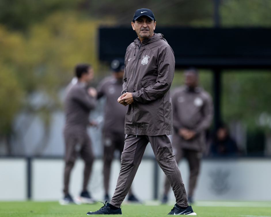 Ramón Diaz tem dado oportunidades aos garotos da base do Corinthians nos treinamentos da equipe principal