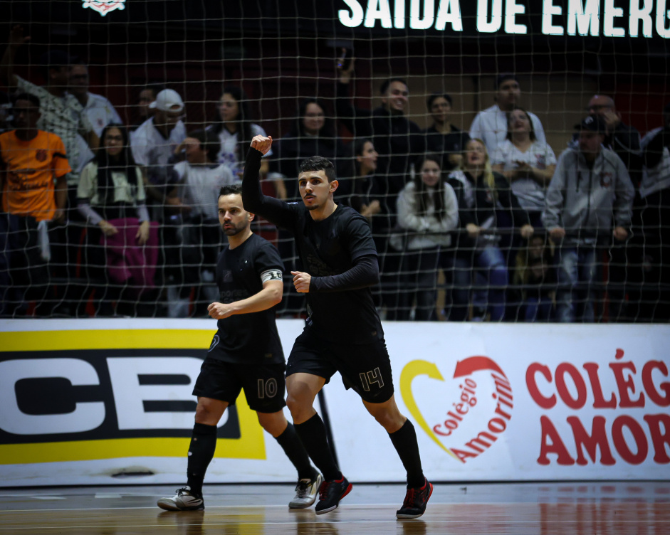 Igor Carioca comemora gol contra o Magnus