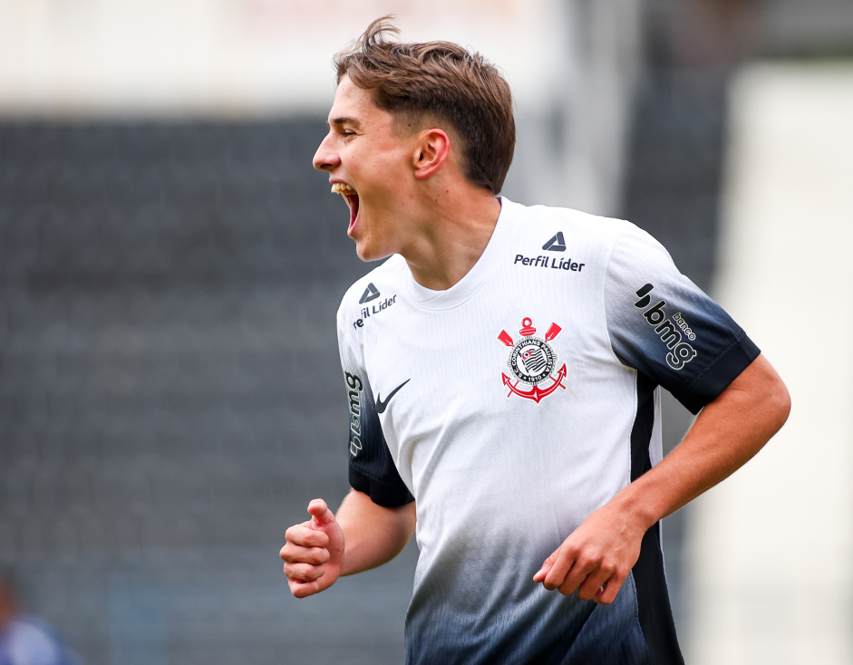 Drude comemorando gol do Corinthians Sub-20 diante do Uni�o Suzano